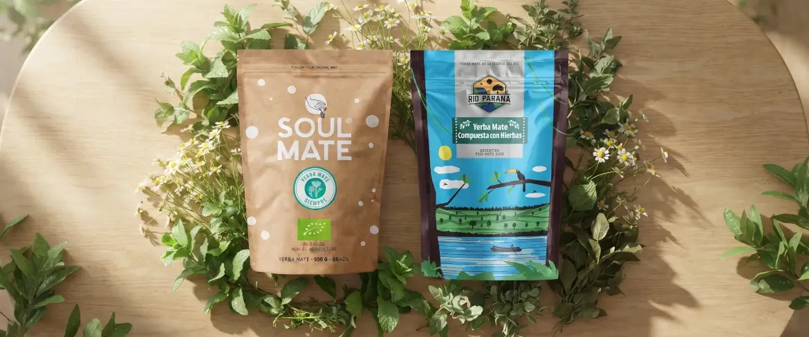 Doypack-förpackningar med örtte av yerba mate, pepparmynta och örter i en naturlig komposition mot en träbakgrund.