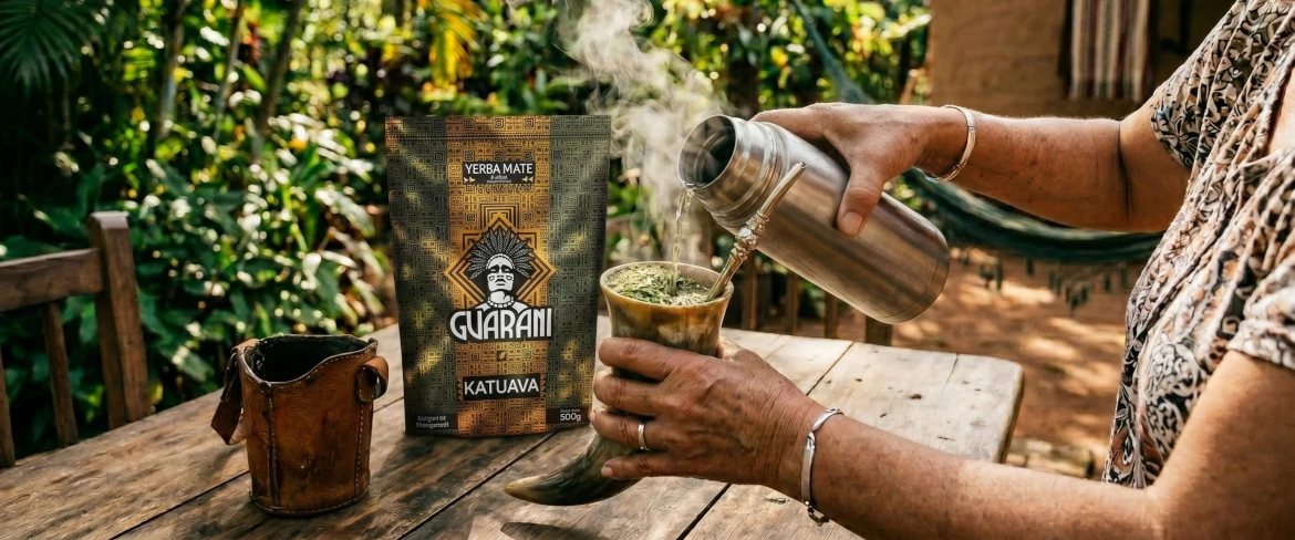 Paraguayansk yerba mate tillagad som varm dryck – genom att hälla vatten över mate-blad från Paraguay