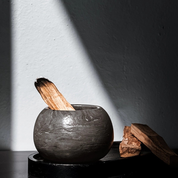 Den naturliga magin med rökelse. Hur fungerar palo santo och vit salvia?
