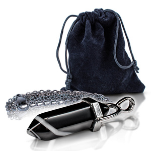 Hänge med svart agat i påse + kedja