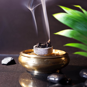 Uppsättning palo santo-spån och rökelsekol