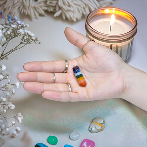 Presentset för ritualer och arbete med chakran: rökelse + ljus + smycke